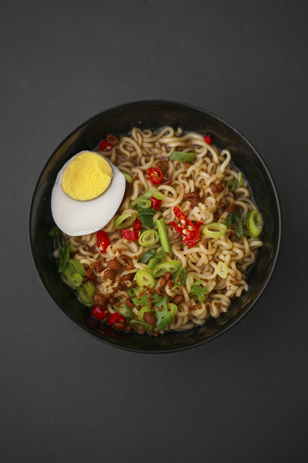 Fideos con rodajas de limón en un bol de cerámica negra