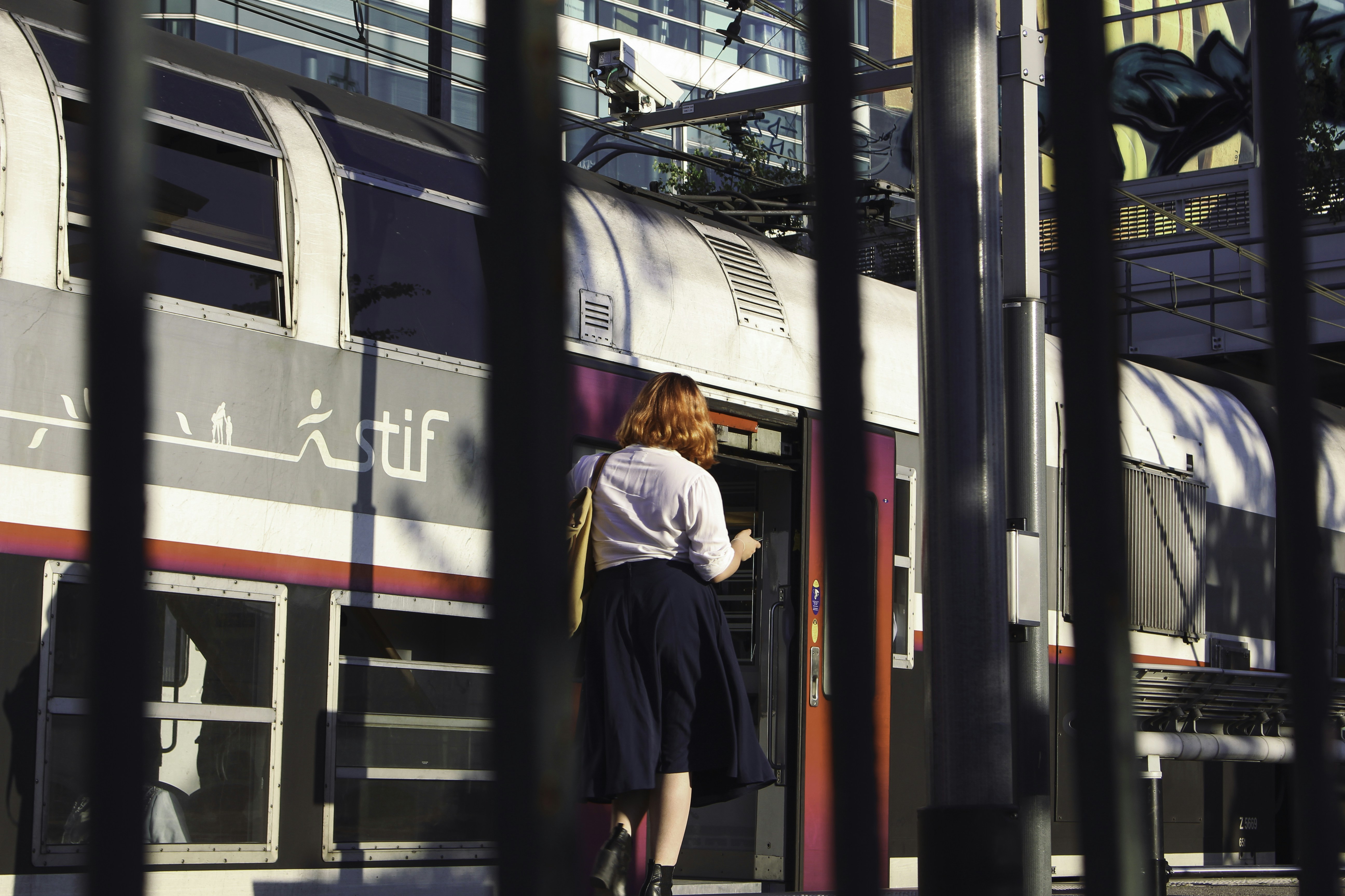 A red-haired graceful woman entering the train in Paris 🇫🇷