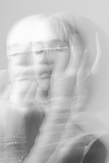 grayscale photo of womans face, duelo, dolor y angustia.