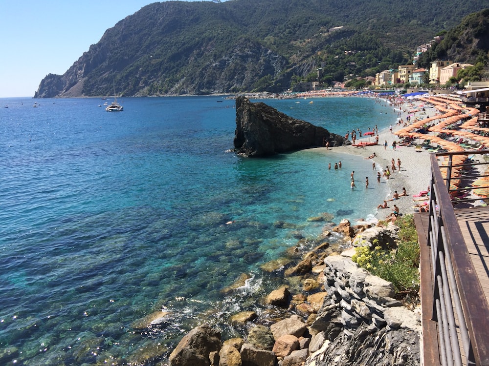 Gente en la playa durante el día