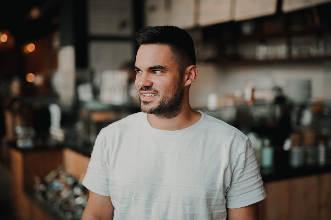 man in white crew neck t-shirt