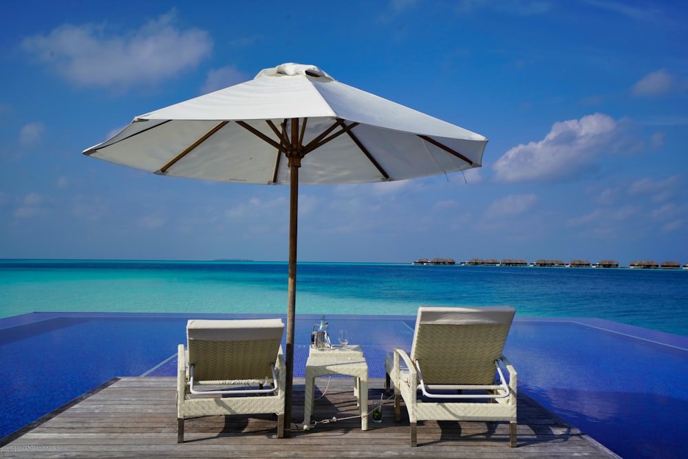 chaises longues blanches et brunes sur la plage pendant la journée