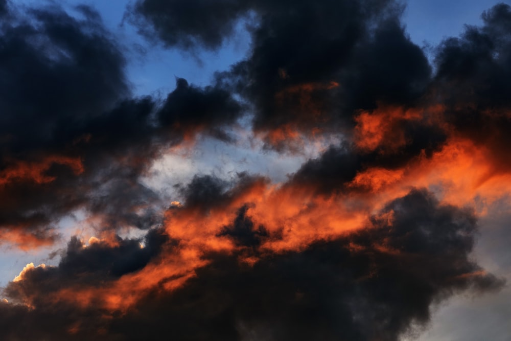 Nubes naranjas y negras durante la puesta de sol