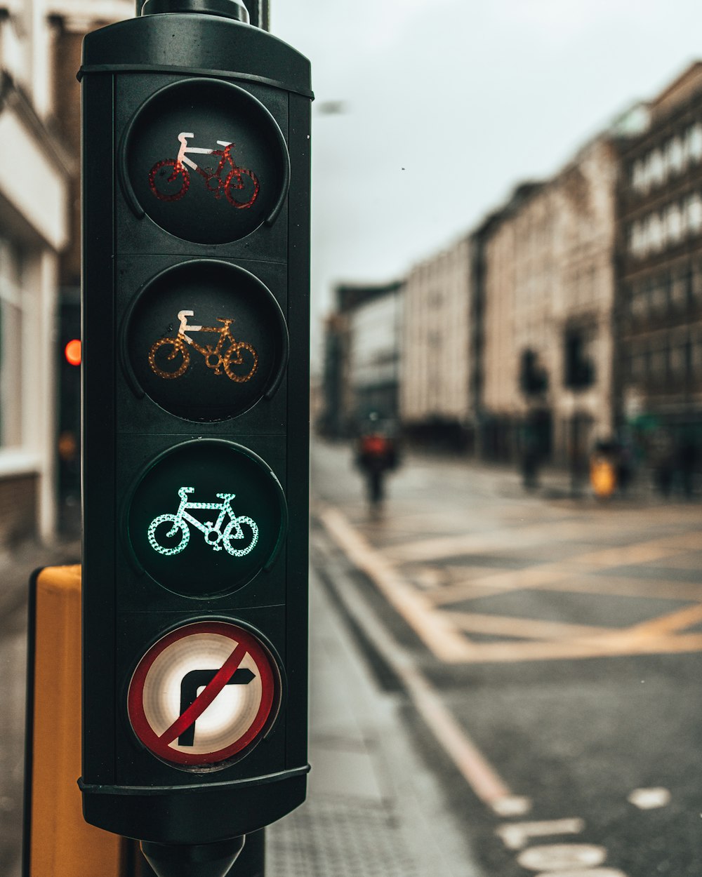 black and red traffic light