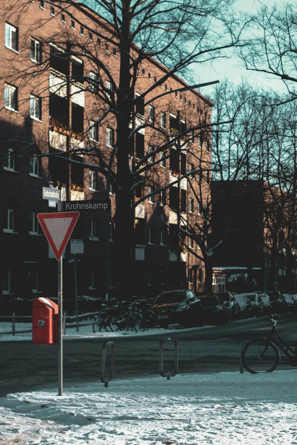 red and white stop sign