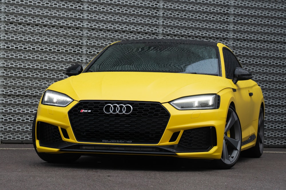 Audi R 8 Coupé amarillo
