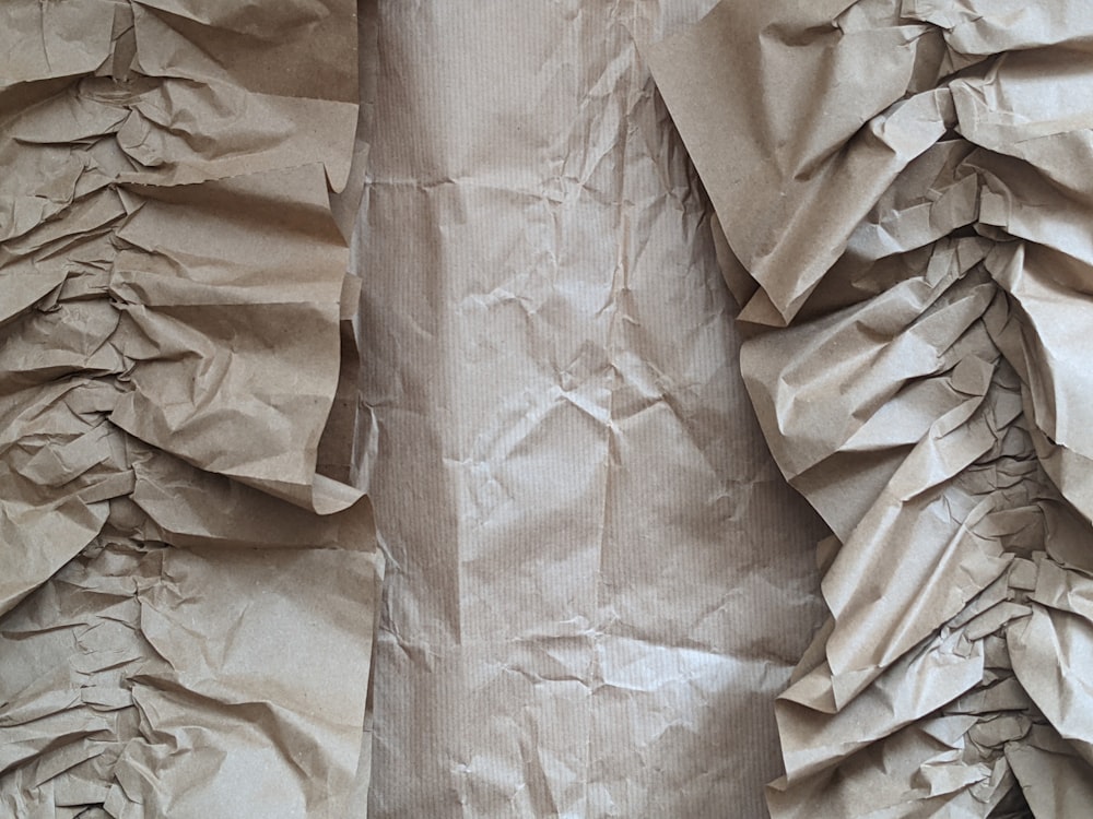 Braunes Papier auf weißem Textil