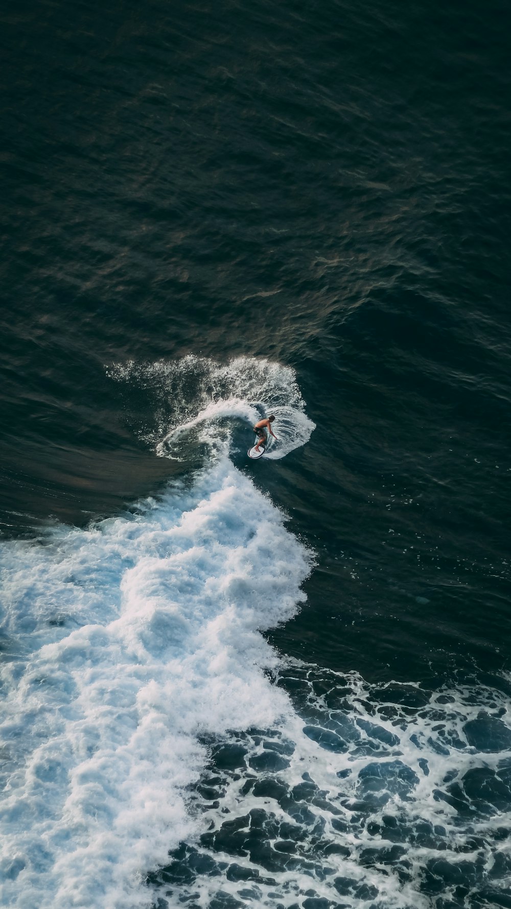 Vagues de la mer blanche pendant la journée