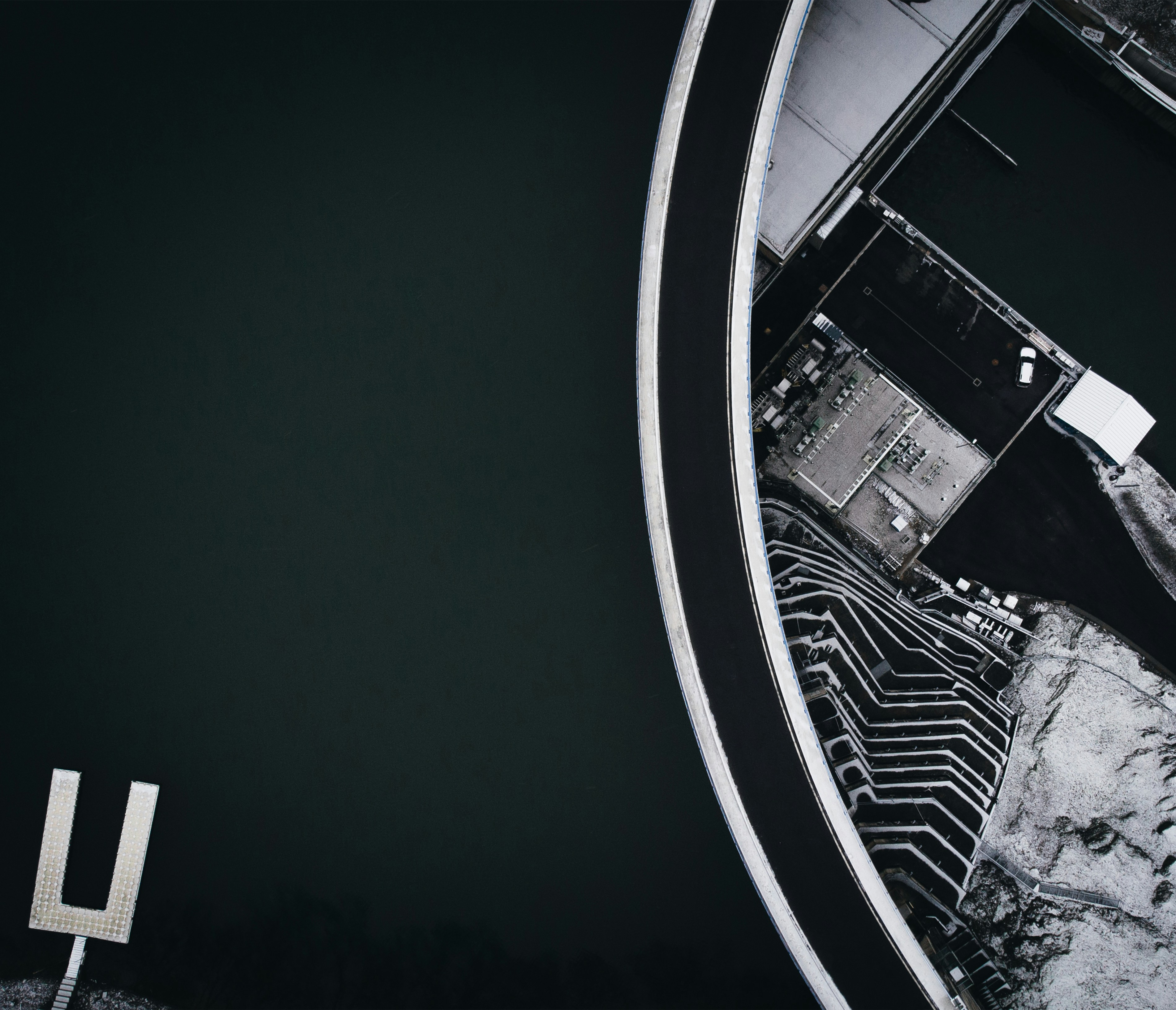 Sauerne Varga Júlia mosolyogva néz a kamerába, inspiráló és barátságos megjelenéssel.