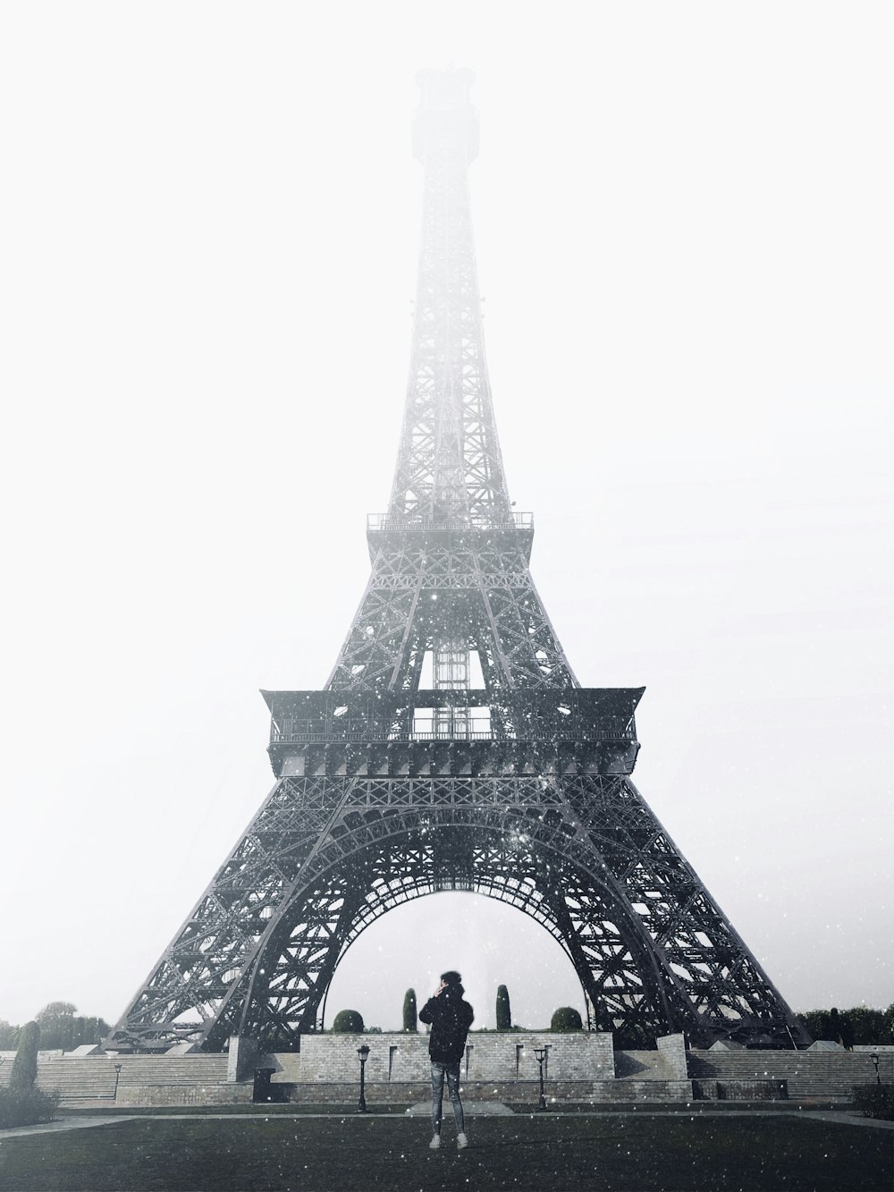 Eiffelturm in Paris Graustufenfotografie
