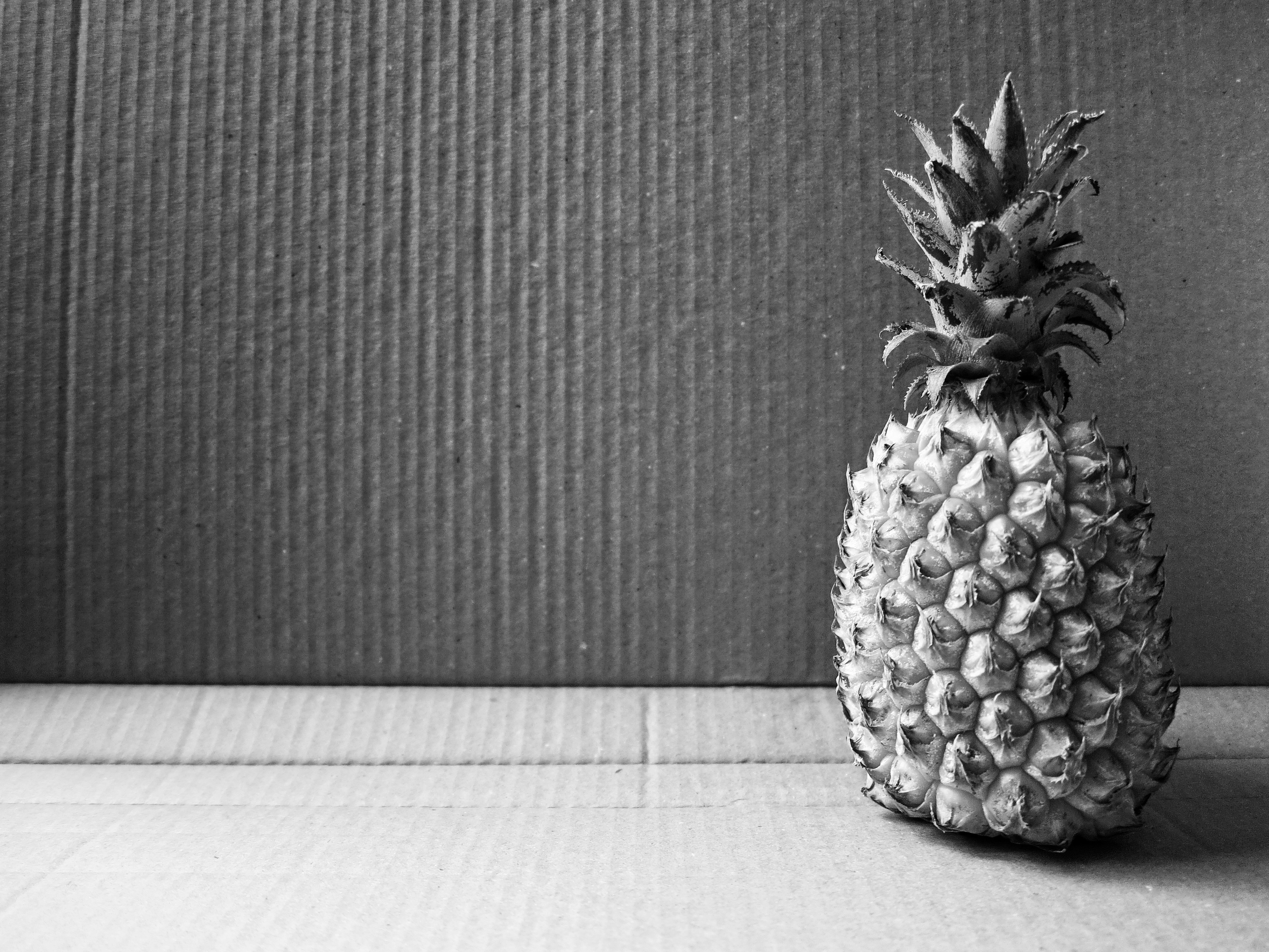 白い織物にパイナップル フルーツの写真 Unsplashで見つけるグレーの無料写真