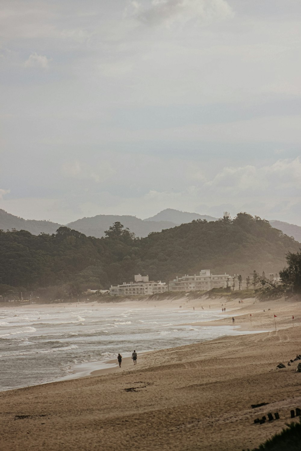 Gente caminando por la playa durante el día