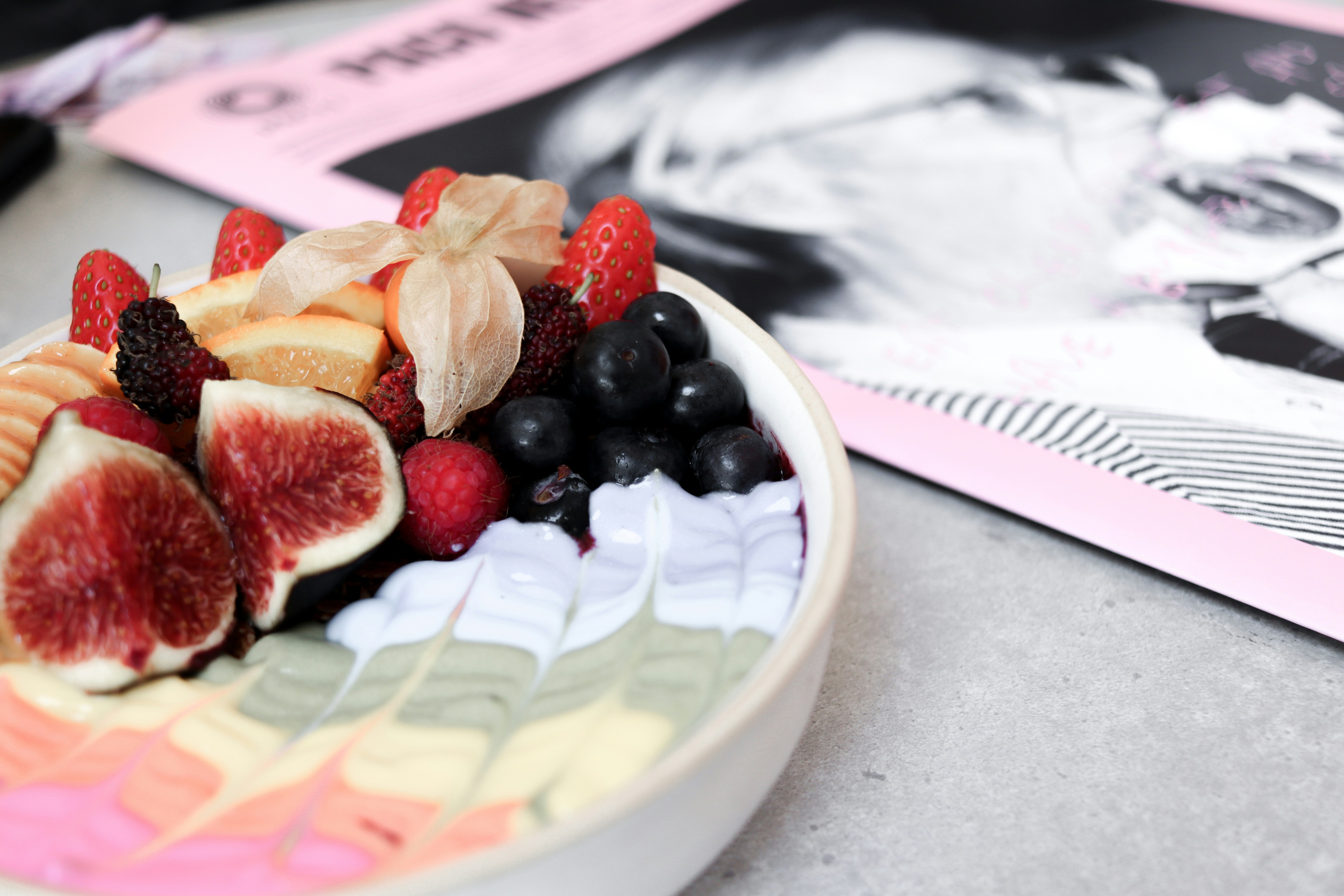 Frutta a fette su ciotola in ceramica bianca