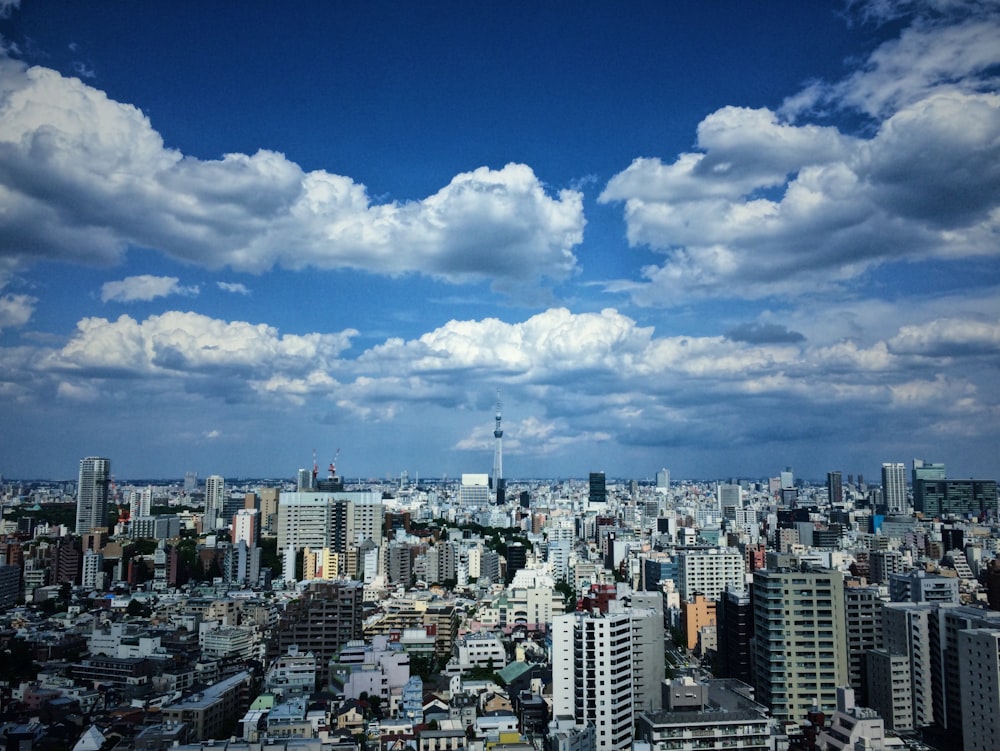 Horizonte de la ciudad bajo cielo nublado azul y blanco durante el día