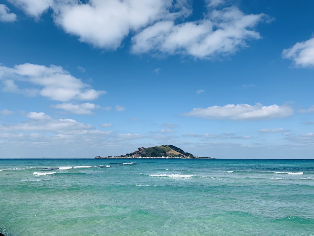 Blauer Himmel und weiße Wolken über dem Meer