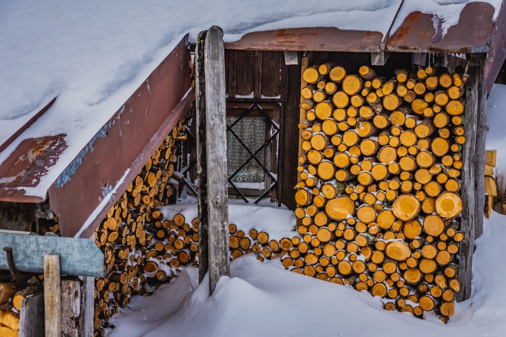 braune Holzleiter mit Schnee bedeckt