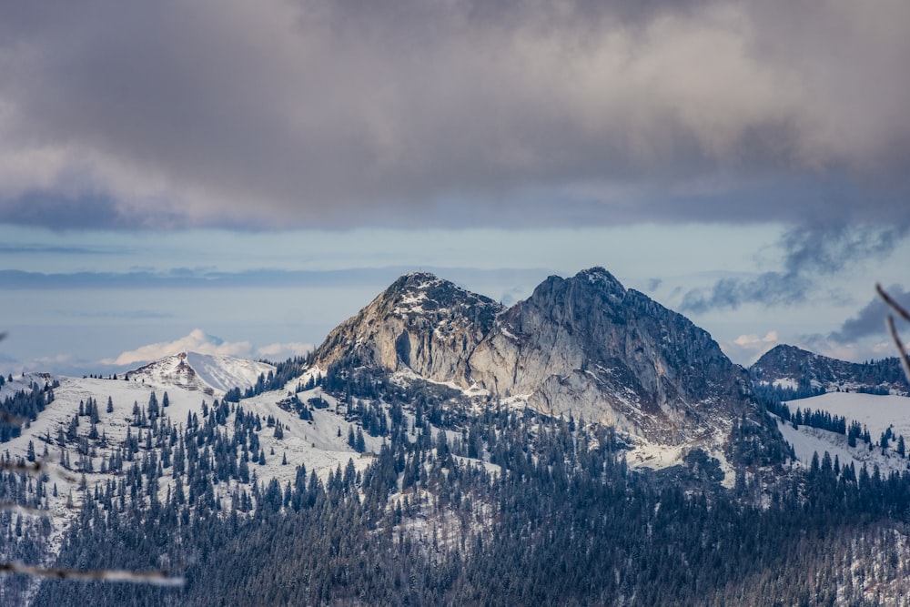 Montaña cubierta de nieve durante el día