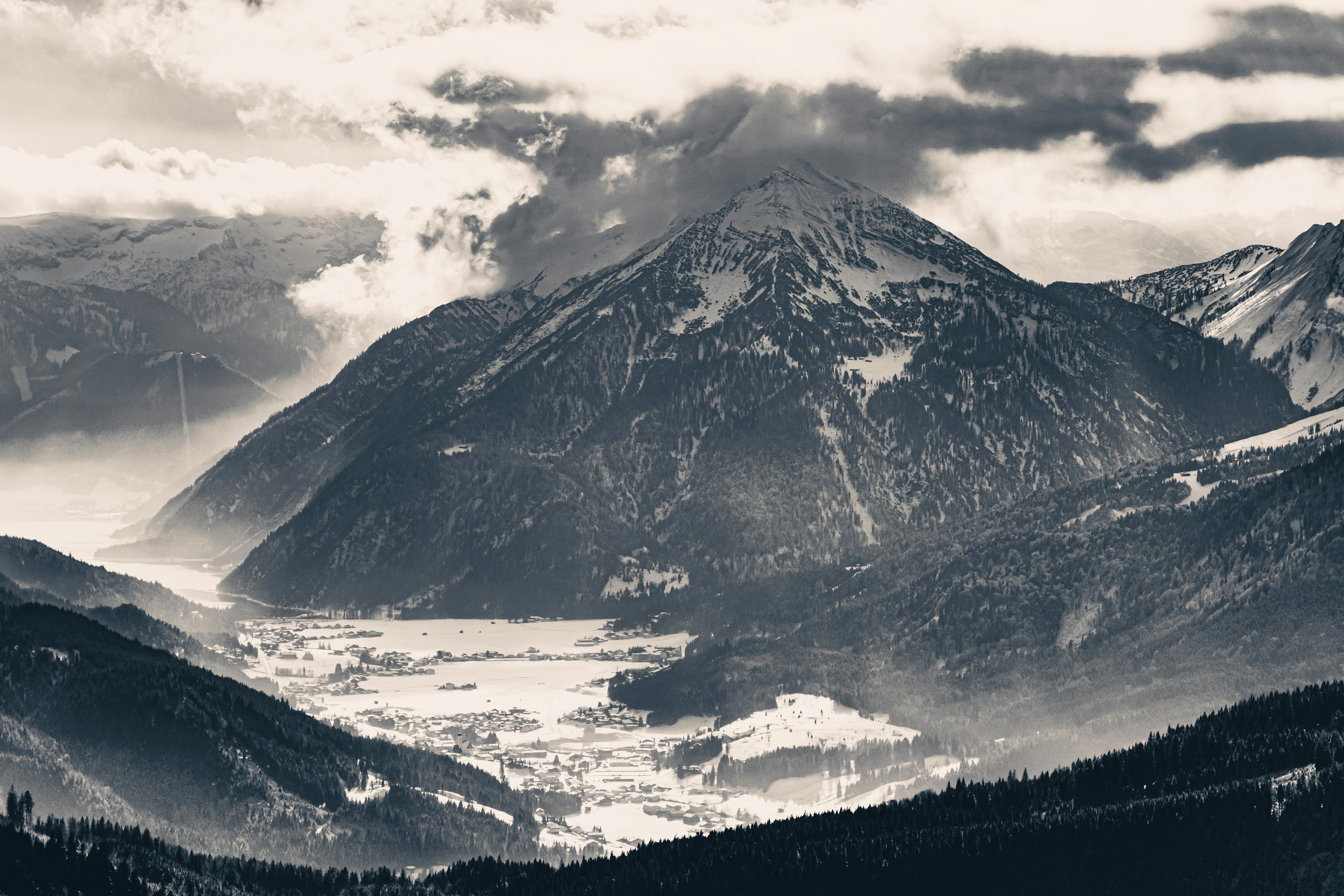 montagne enneigée sous un ciel nuageux pendant la journée