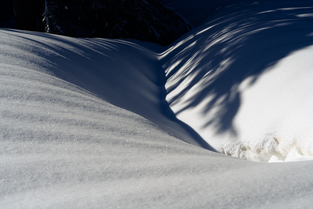 campo coberto de neve e montanha durante o dia