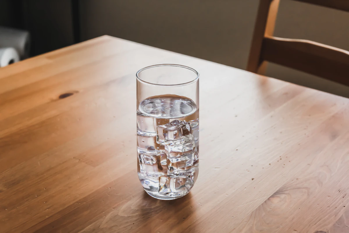 Glas Wasser als einfache Handlung während einer Craving-Welle