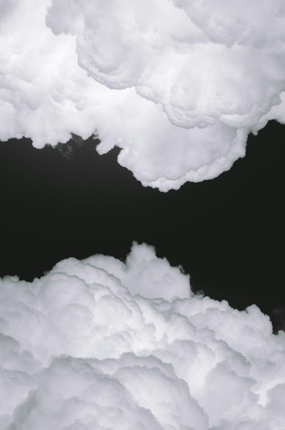 黒い背景に白い雲