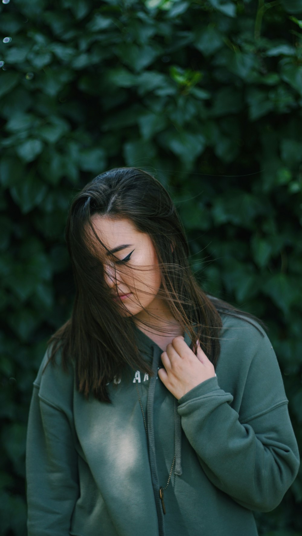 Femme en manteau gris avec des cheveux bruns