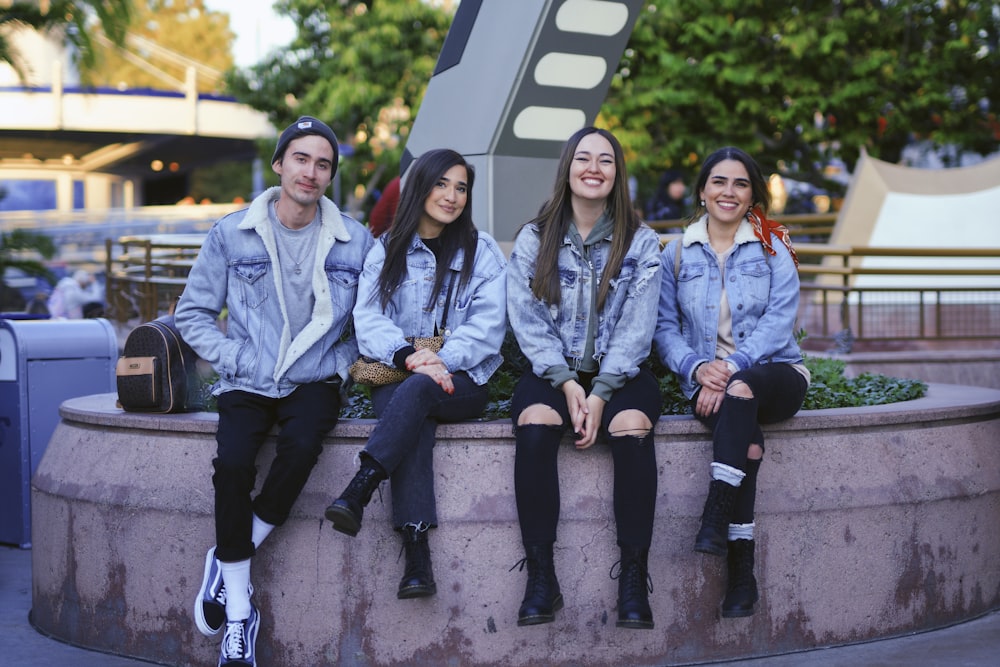 3 mulheres sentadas no banco de concreto