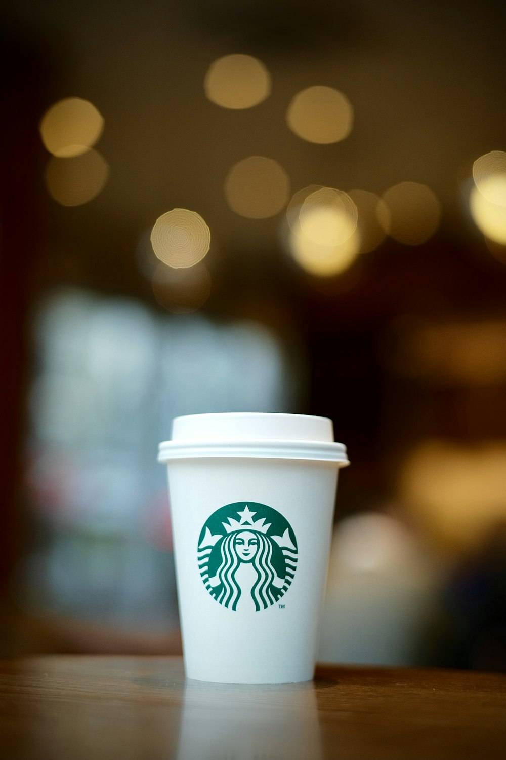 Weißer und grüner Starbucks Einwegbecher