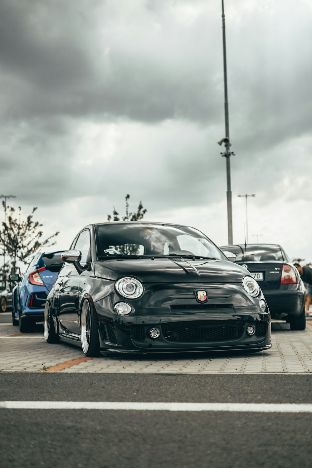 Abarth 595 nera su strada durante il giorno