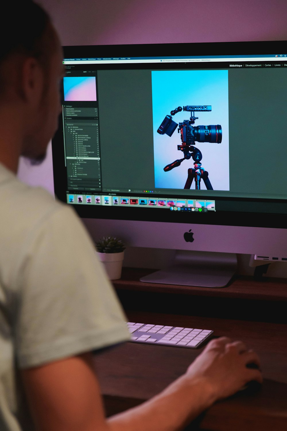 Silberner Imac auf braunem Holzschreibtisch