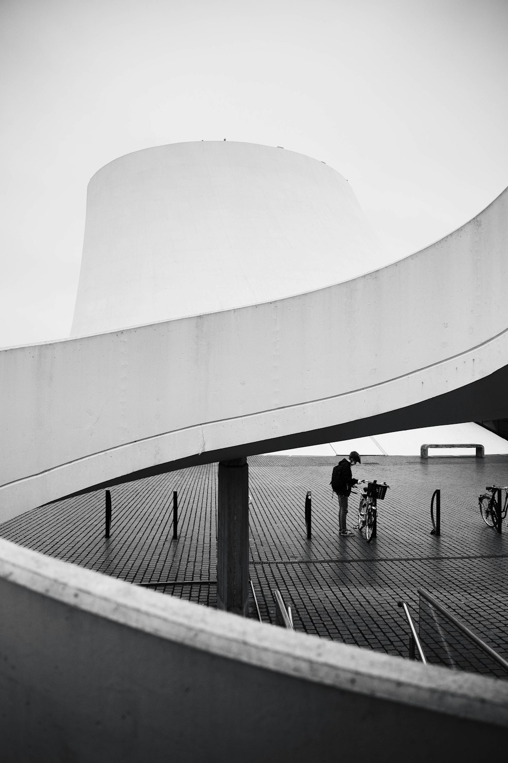 personnes marchant sur un pont en photographie en niveaux de gris