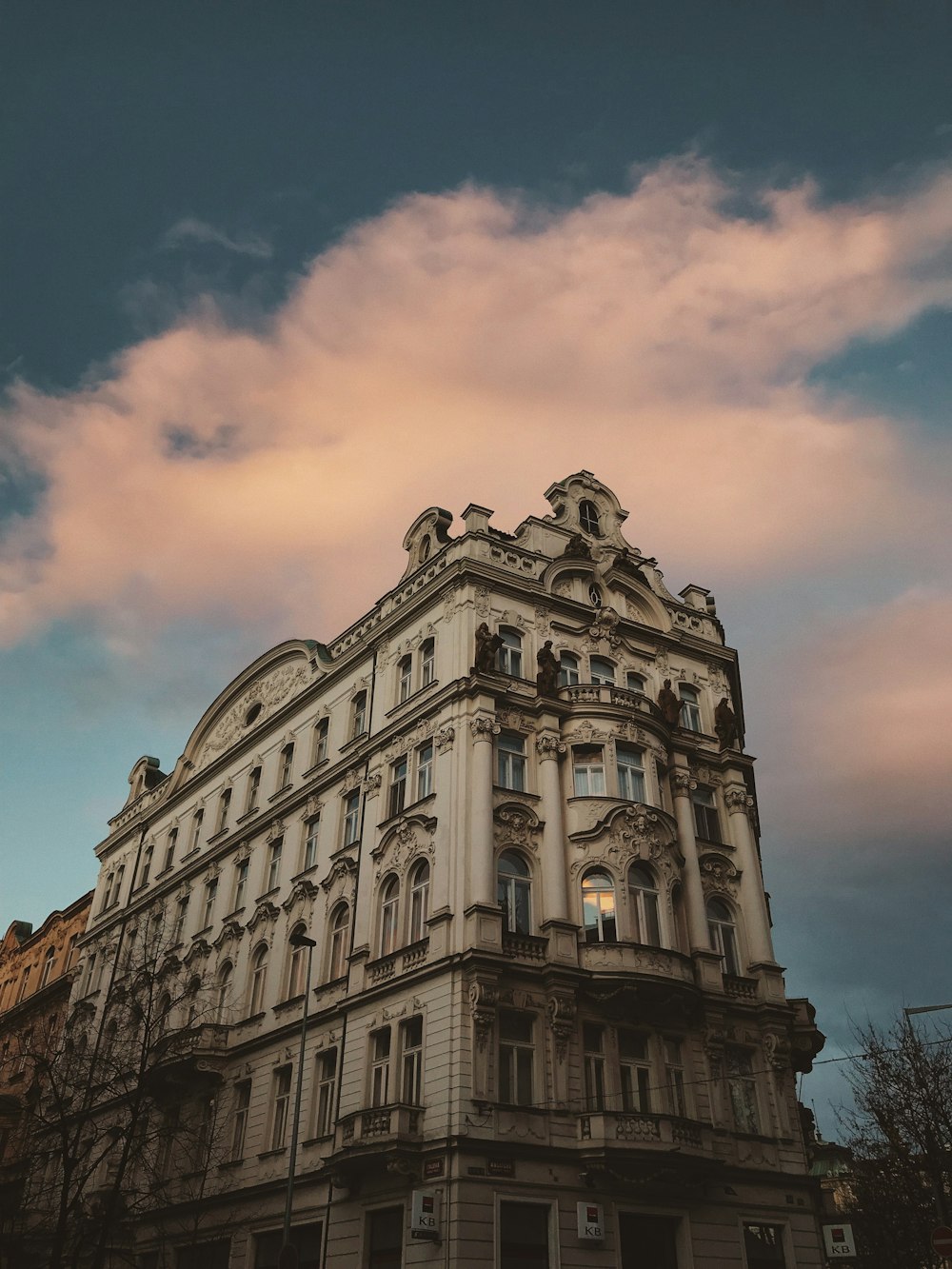 Edificio de hormigón blanco durante el día