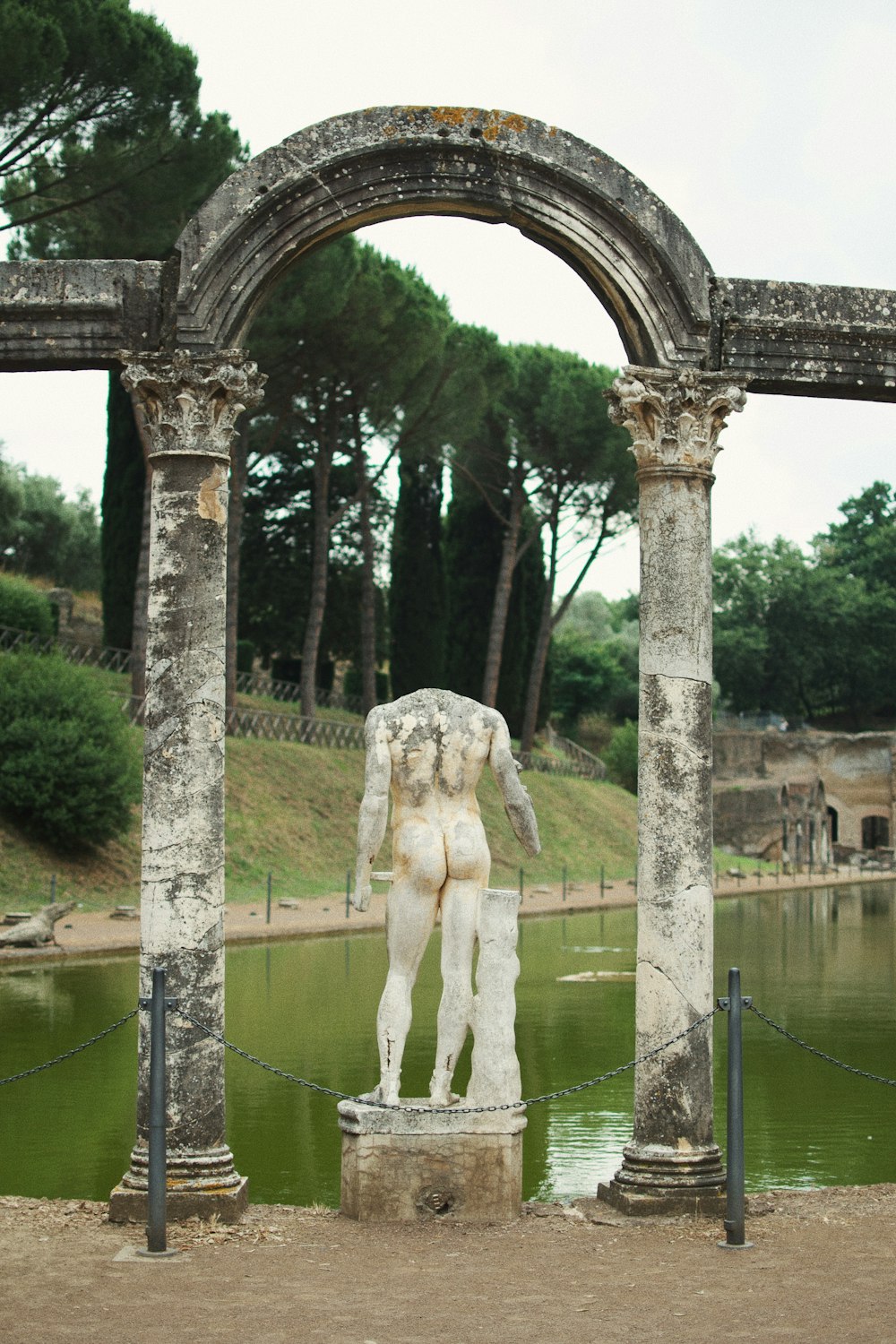 estátua branca do cavalo perto do corpo de água durante o dia