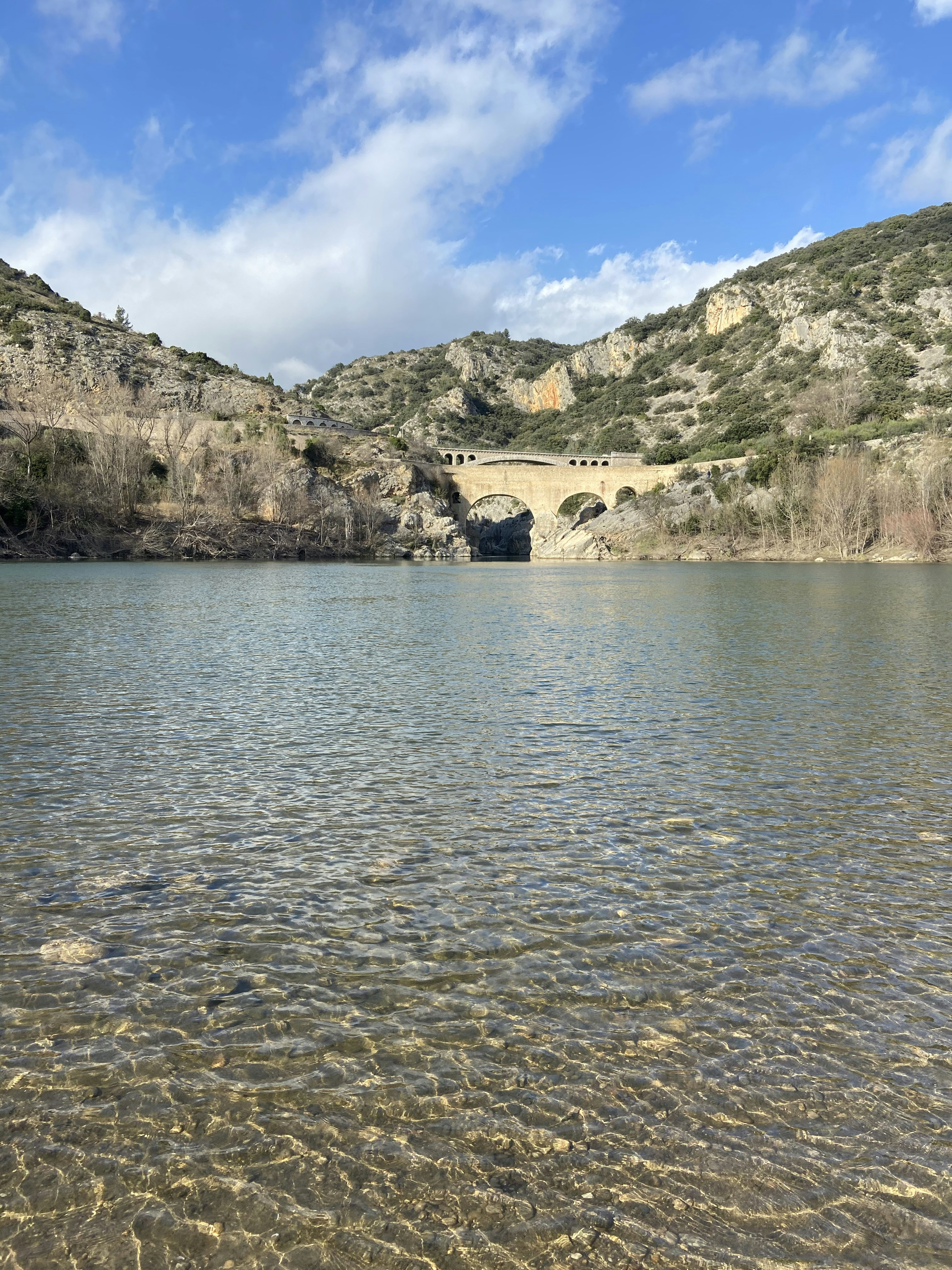 낮 동안 산 근처의 수역