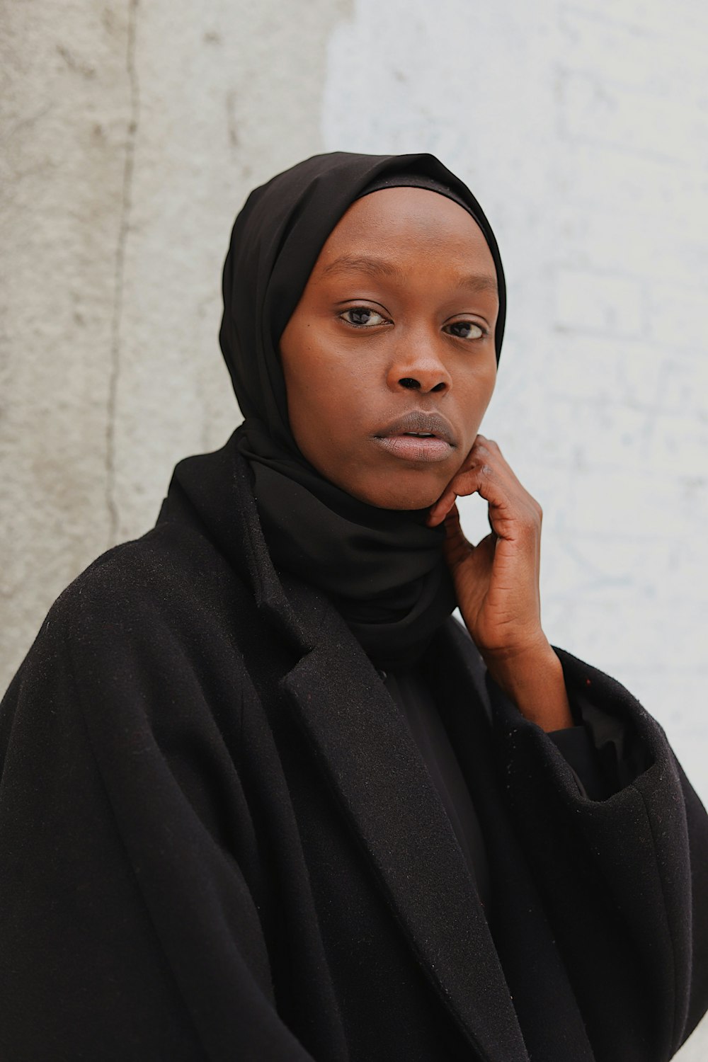 Femme en hijab noir et abaya noire