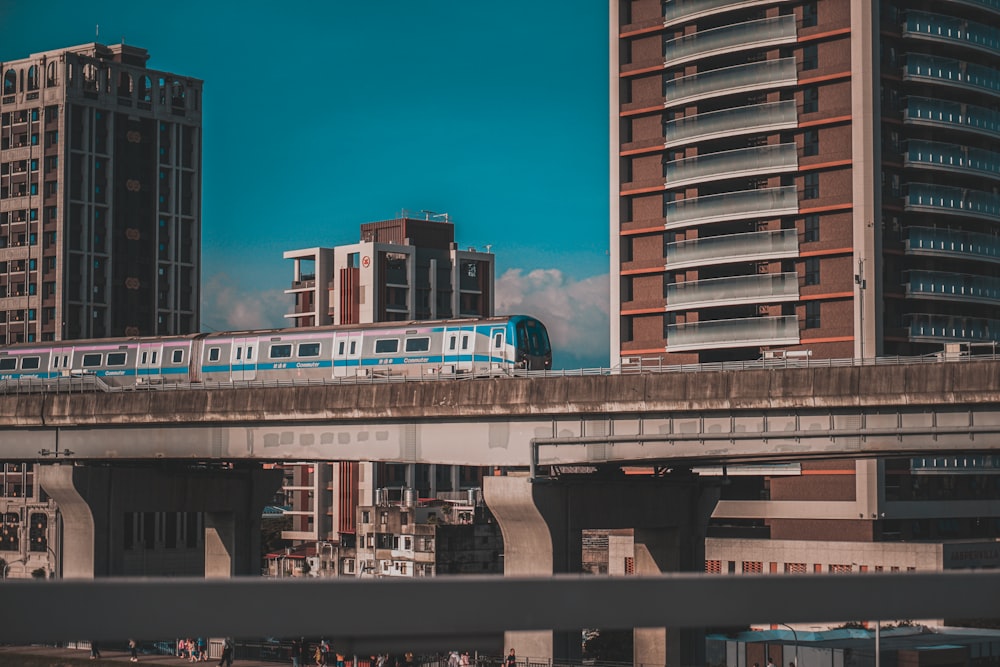 Edificio de hormigón blanco bajo el cielo azul durante el día