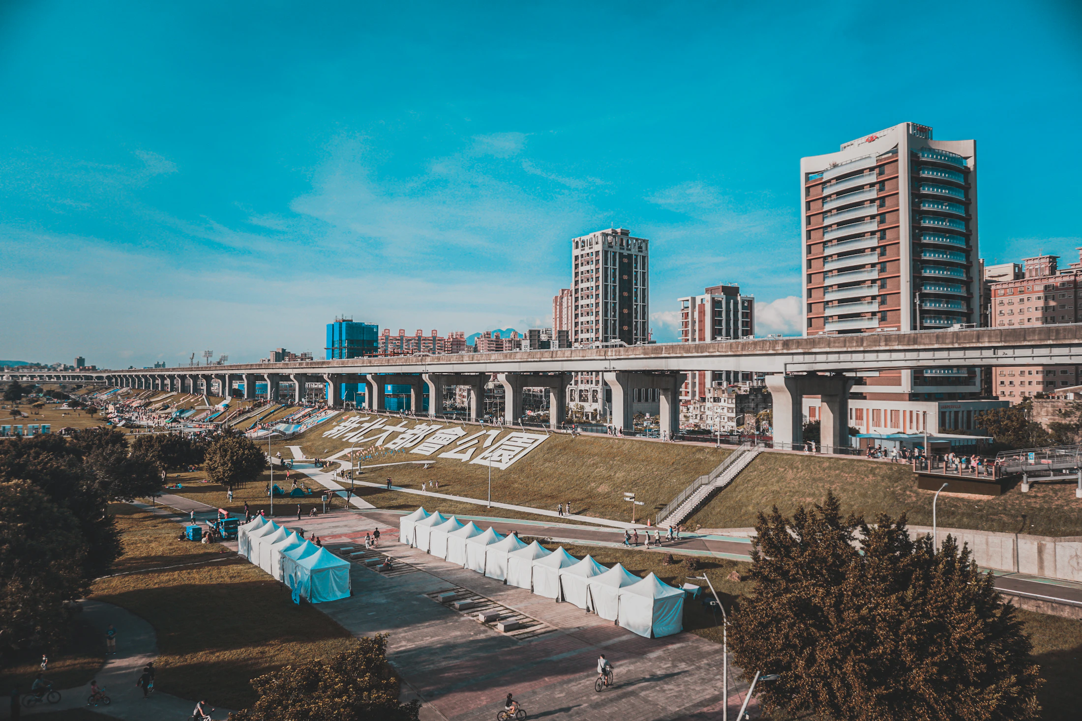 Photo · Lisanto 李奕良 / Unsplash
