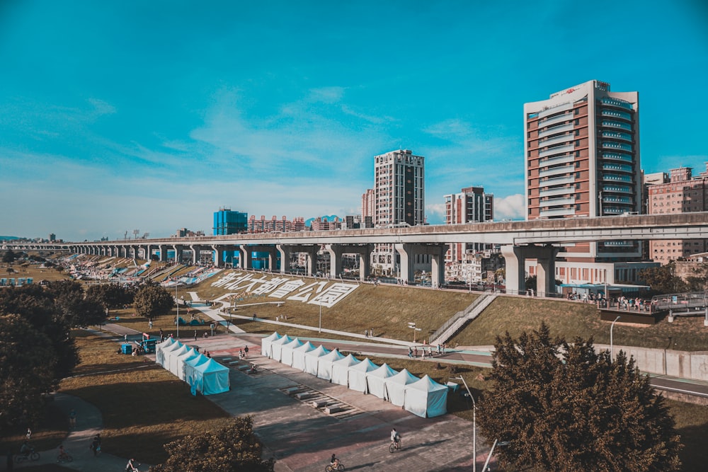 Edificio de hormigón blanco y azul cerca del cuerpo de agua durante el día