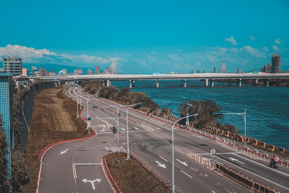 Vue aérienne d’une ville avec des voitures sur une autoroute