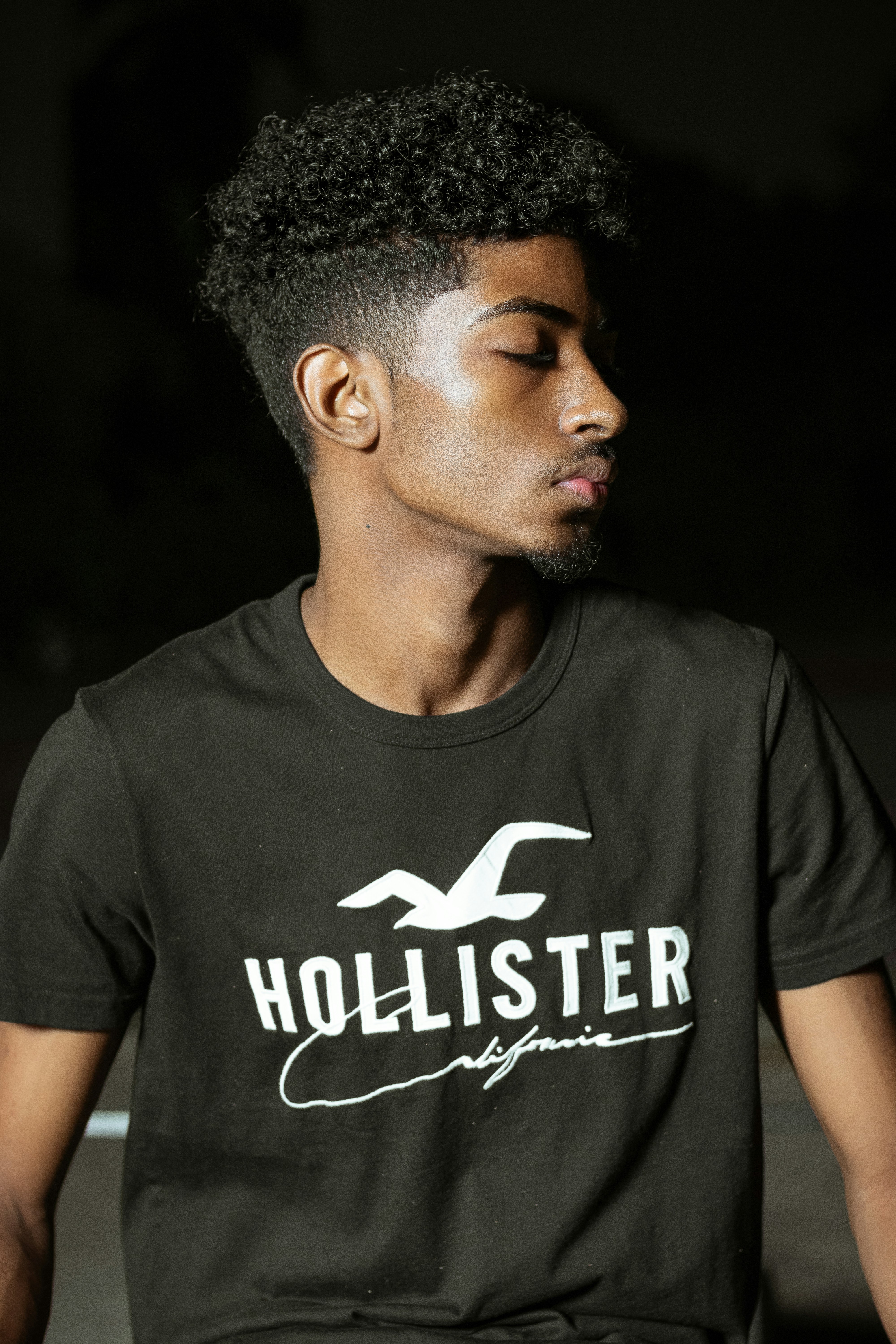 man in black and white crew neck t-shirt