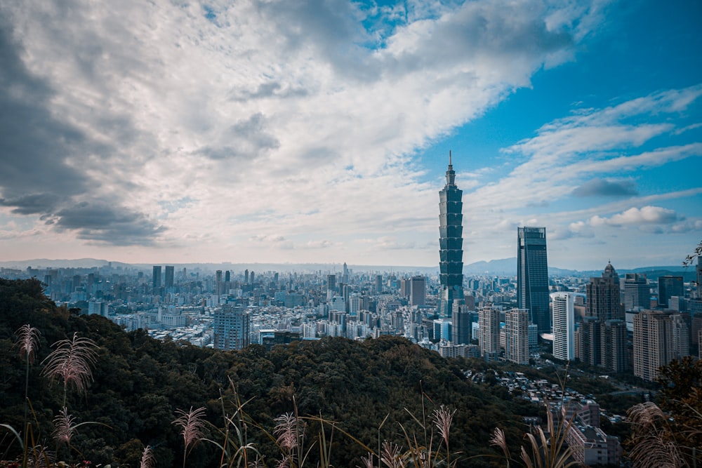 Skyline der Stadt tagsüber unter blauem Himmel und weißen Wolken