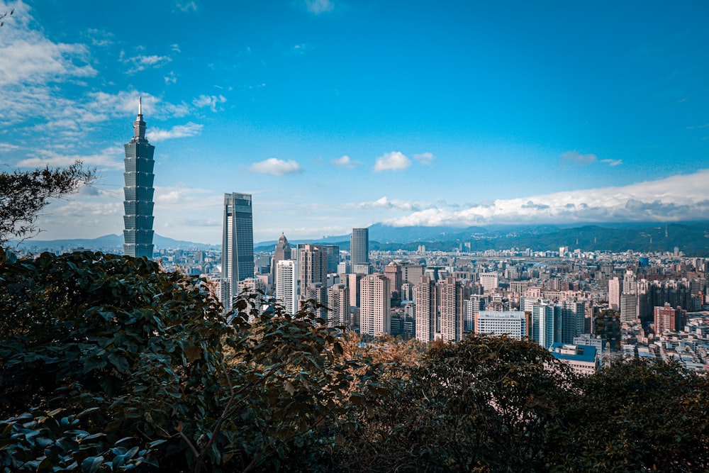 Horizonte de la ciudad bajo el cielo azul durante el día