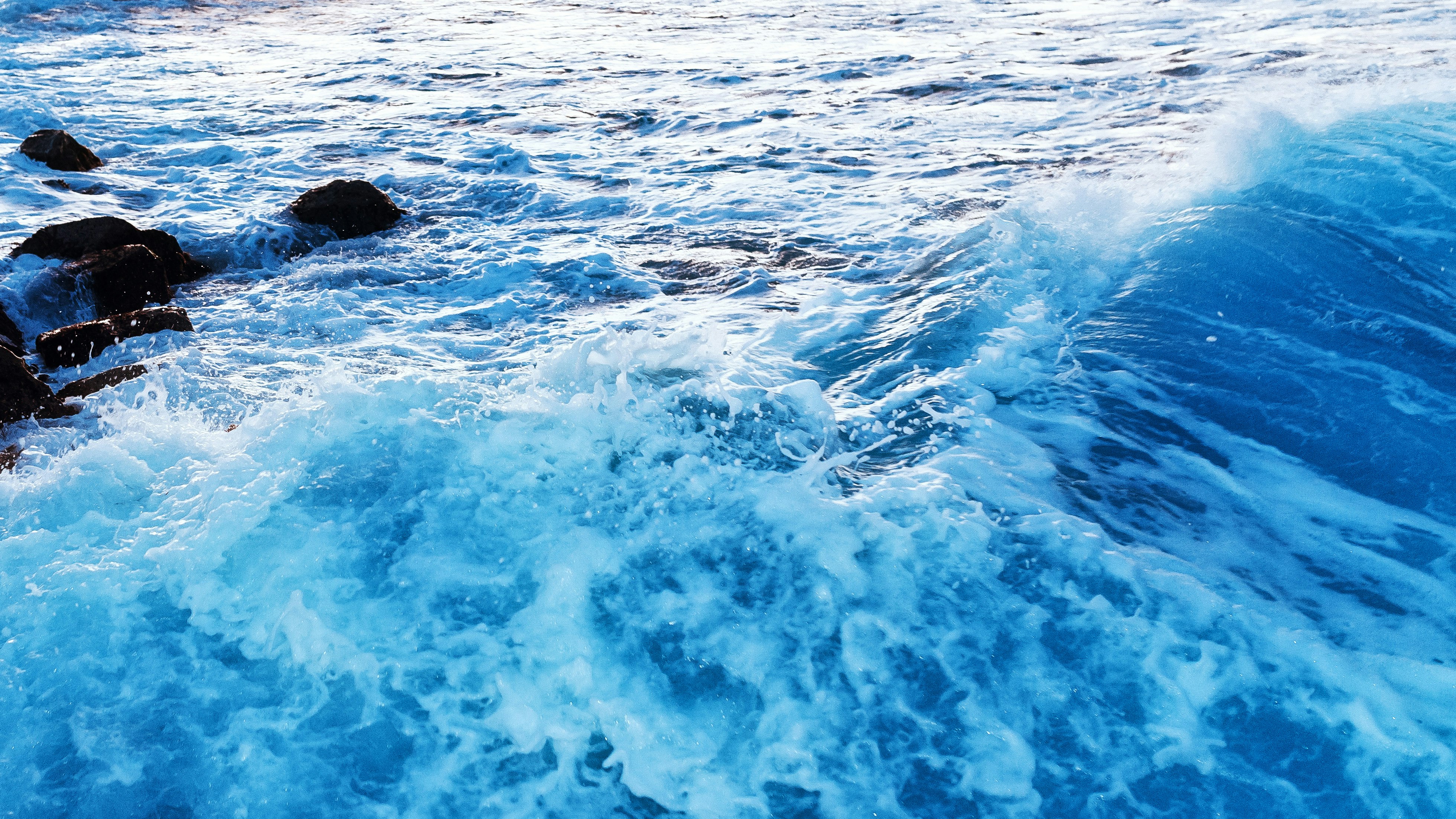 ocean waves crashing on shore during daytime