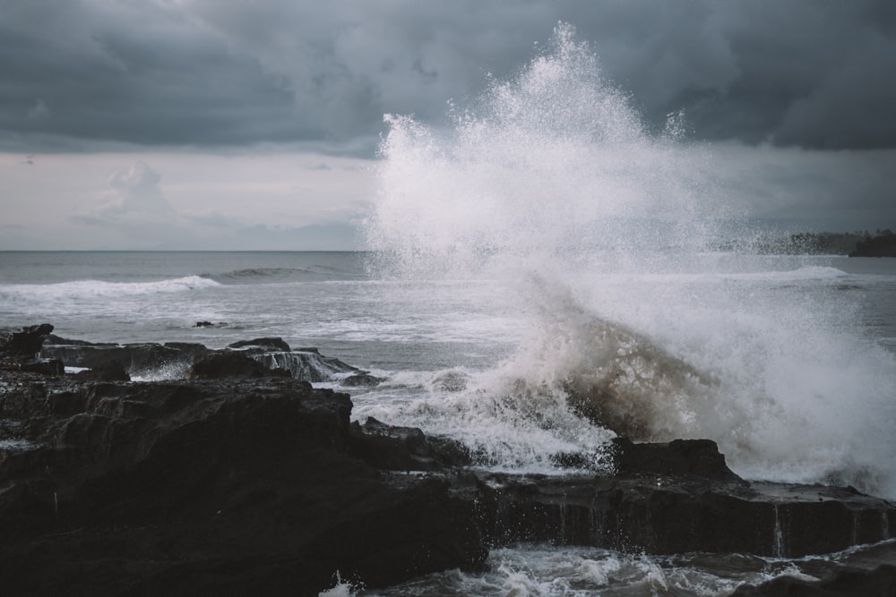 Les vagues de l’océan s’écrasent sur les rochers pendant la journée