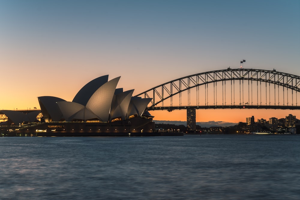 Opéra de Sydney près d’un plan d’eau pendant la journée