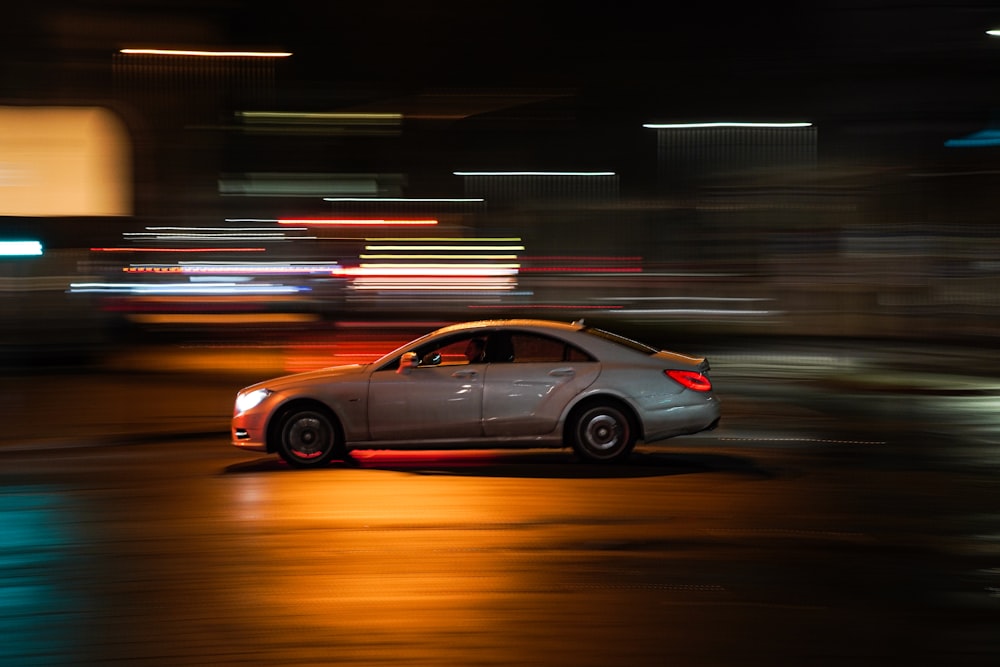 berline noire sur la route pendant la nuit