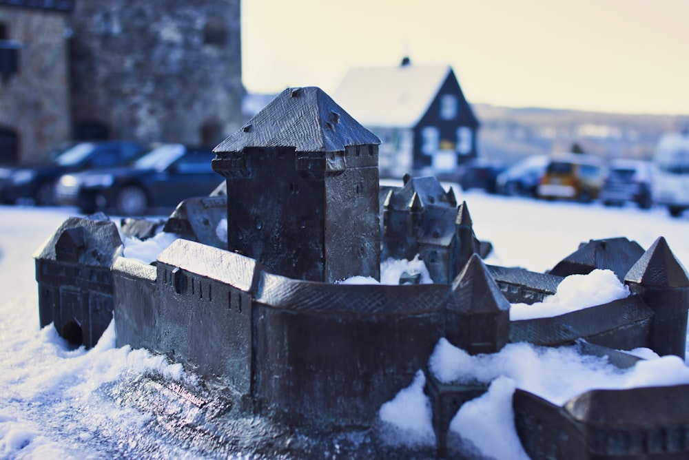 Edificio de hormigón gris en suelo cubierto de nieve durante el día