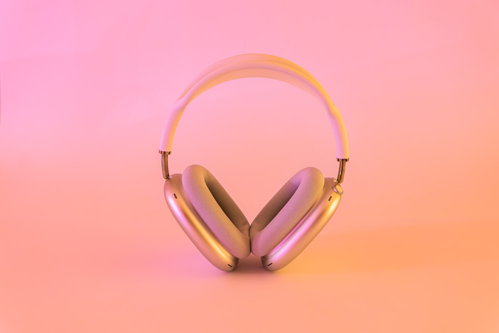 분홍색과 흰색 무선 헤드폰