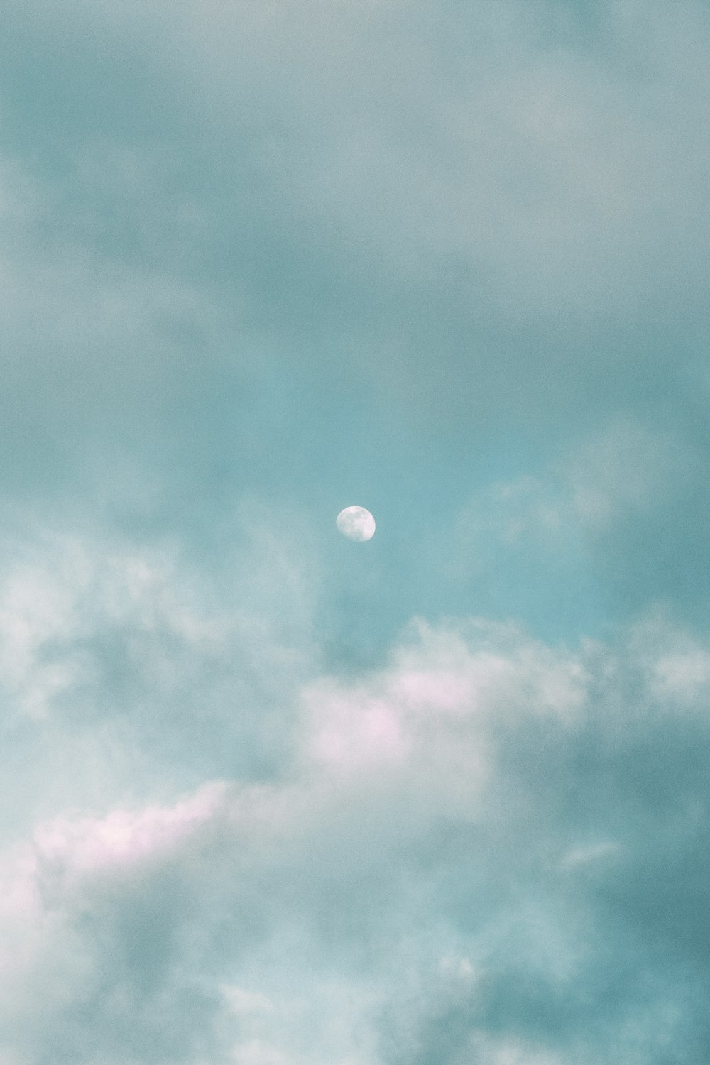 Rosa und blau bewölkter Himmel