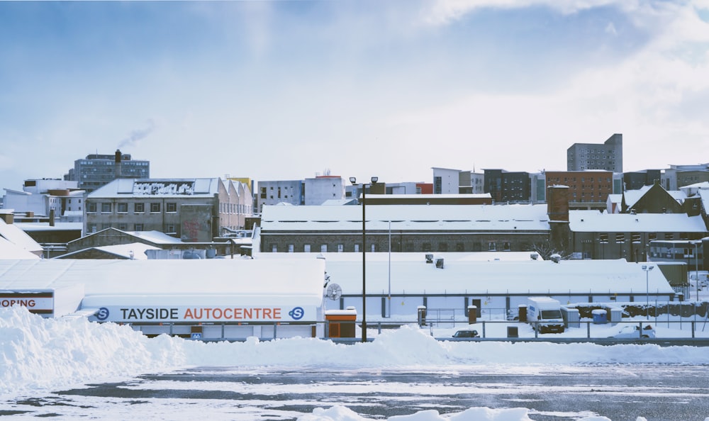 Edificio blanco y azul en suelo cubierto de nieve durante el día